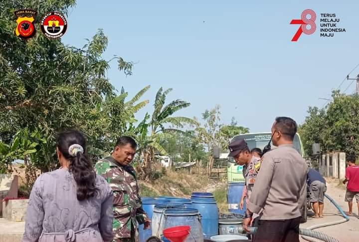 Polsek Krangkeng Kembali Salurkan Bantuan Air Bersih Kepada Warga