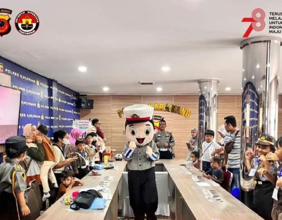 Sat Lantas Polres Karawang Belajar Dan Bermain Bersama Komunitas Kelas Bermain Anak