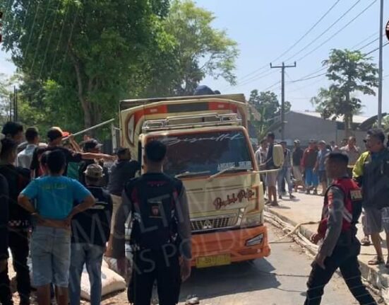 SAT Samapta Polres Garut Bantu Evakuasi Truck Yang Terguling Dekat Bundaran STM