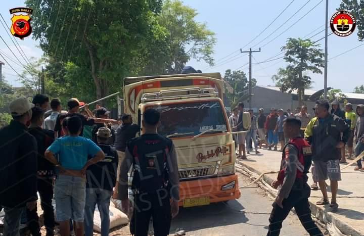 SAT Samapta Polres Garut Bantu Evakuasi Truck Yang Terguling Dekat Bundaran STM