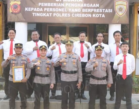 Kapolres Cirebon Kota Berikan Reward Kepada Tiga Personil Yang Berprestasi