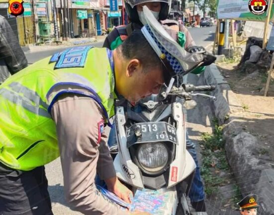 Belasan Pengendara Sepeda Motor Di Garut Terjaring Razia OPS Zebra Waspira News | Garut - Belasan pengendara sepeda motor yang tidak menggunakan helm keselamatan terjaring Operasi Zebra Lodaya yang digelar Polres Garut, Selasa (5/9/2023). Sebanyak 17 pengendara sepeda motor di tindak Satgas Operasi Zebra Lodaya secara elektronik. Sebagian besar tidak menggunakan helm. Selain pengendara sepeda motor yang tidak menggunakan helm keselamatan, Satgas Operasi Zebra Lodaya Polres Garut Kota menindak sejumlah pelanggaran Lalulintas lainnya, seperti pengendara sepeda motor yang nekat melawan arus Lalulintas serta sepeda motor dengan knalpot brong. "Di hari kedua ini, Satgas Operasi Zebra Lodaya Polres Garut melakukan penindakan secara elektronik terhadap 17 pelanggar Lalulintas," terang Kasat Lantas Polres Garut, Akp Undang kepada awak media. "Adapun pelanggaran lalu lintas lainnya di berikan teguran sebanyak 388 pelanggar." pungkasnya. Diketahui, Operasi Zebra Lodaya 2023 digelar Polres Garut Kota selama 14 hari, terhitung mulai tanggal 4 hingga 17 September 2023.