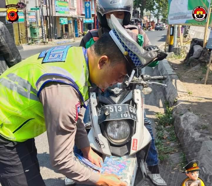 Belasan Pengendara Sepeda Motor Di Garut Terjaring Razia OPS Zebra Waspira News | Garut - Belasan pengendara sepeda motor yang tidak menggunakan helm keselamatan terjaring Operasi Zebra Lodaya yang digelar Polres Garut, Selasa (5/9/2023). Sebanyak 17 pengendara sepeda motor di tindak Satgas Operasi Zebra Lodaya secara elektronik. Sebagian besar tidak menggunakan helm. Selain pengendara sepeda motor yang tidak menggunakan helm keselamatan, Satgas Operasi Zebra Lodaya Polres Garut Kota menindak sejumlah pelanggaran Lalulintas lainnya, seperti pengendara sepeda motor yang nekat melawan arus Lalulintas serta sepeda motor dengan knalpot brong. "Di hari kedua ini, Satgas Operasi Zebra Lodaya Polres Garut melakukan penindakan secara elektronik terhadap 17 pelanggar Lalulintas," terang Kasat Lantas Polres Garut, Akp Undang kepada awak media. "Adapun pelanggaran lalu lintas lainnya di berikan teguran sebanyak 388 pelanggar." pungkasnya. Diketahui, Operasi Zebra Lodaya 2023 digelar Polres Garut Kota selama 14 hari, terhitung mulai tanggal 4 hingga 17 September 2023.