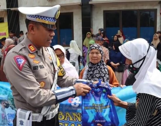 Polres Ciamis Rayakan Hut Lalu Lintas Dengan Melaksanakan Giat Pendistribusian Air Bersih Ke Enam Dusun Di Desa Ciparay