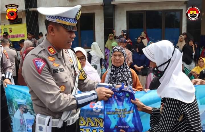 Polres Ciamis Rayakan Hut Lalu Lintas Dengan Melaksanakan Giat Pendistribusian Air Bersih Ke Enam Dusun Di Desa Ciparay