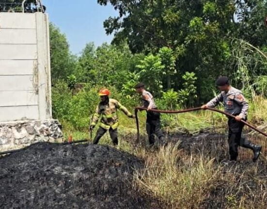 Polres Indramayu Lakukan Pengamanan dan Pemadaman Lahan Bumi Karang Square