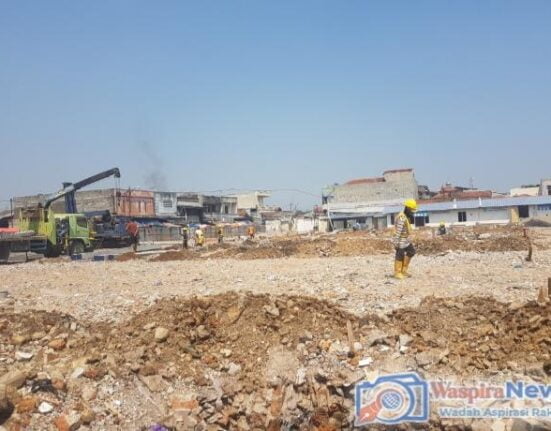 Pembangunan Revitalisasi Pasar Sehat Banjaran Mulai Di Pasang Paku Bumi Waspira News | Kabupaten Bandung - Pembangunan revitalisasi pasar sehat Banjaran Di Kabupaten Bandung terus beroperasi, tidak mudah dalam pembangunan revitalisasi pasar sehat Banjaran sebelumnya banyak polemik pro dan kontra terkait Pasar Banjaran. Senin, (11/09/23) pemasangan tiang pancang atau paku bumi di blok 1 pasar sehat Banjaran sedang dilakukan, dari keterangan bagian keamanan proyek yang di berikan kepada awak media mengatakan " hari ini sedang di lakukan pemasangan tiang pancang atau paku bumi, pekerjaan bangunan pasar sehat Banjaran sudah di mulai sejak 18 Agustus 2023 jadi kurang lebih sudah 20 hari proses pengerjaan proyek revitalisasi pasar sehat Banjaran" Adapun pernyataan dari salah satu warga masyarakat pasar Banjaran mengatakan " Saya berharap revitalisasi pasar sehat Banjaran segera rampung pengerjaannya karena sudah tidak sabar melihat pasar Banjaran yaang dulu kumuh dan dan tidak beraturan salah dan juga sering memacetkan mudah-mudahan dengan di revitalisasinya pasar sehat Banjaran bisa memberikan dampak Positif bagi Banjaran dan juga membuat para pedagang maupun pembeli nyaman " pungkas warga masyarakat. Terlihat para pekerja sedang melakukan aktivitasnya membangun pasar sehat Banjaran tidak lupa mereka para pekerja menggunakan Safety K3 (Kesehatan, dan Keselamatan Kerja). Karena K3 merupakan upaya untuk menciptakan lingkungan kerja yang sehat dan aman, sehingga dapat mengurangi probabilitas kecelakaan kerja /penyakit akibat kelalaian yang mengakibatkan demotivasi dan dan defisiensi produktivitas kerja. Menurut UU Pokok Kesehatan RI No. 9 Th. 1960 Bab I Pasal II ,Kesehatan Kerja adalah suatu kondisi Kesehatan yang bertujuan agar masyarakat pekerja memperoleh derajat Kesehatan setinggi-tingginya, baik jasmani ,rohani maupun social, dengan usaha pencegahan dan pengobatan terhadap penyakit atau gangguan Kesehatan yang disebabkan oleh pekerjaan dan lingkungan kerja maupun penyakit umum. Selain itu dari informasi yang diterima untuk kedepannya pihak PT.BNP untuk para pekerjaan bangunan akan menggunakan kearifan lokal yaitu 10 orang per Rw. Dan nanti akan di koordinasi dengan bagian koordinator proyek.