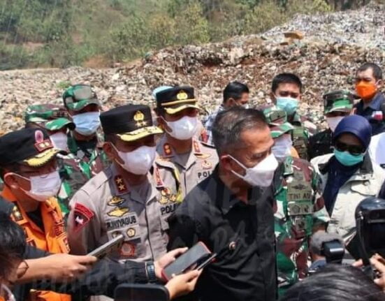 Kapolda Jabar Didampingi Dansat Brimob Polda Jabar Tinjau TPA Sarimukti
