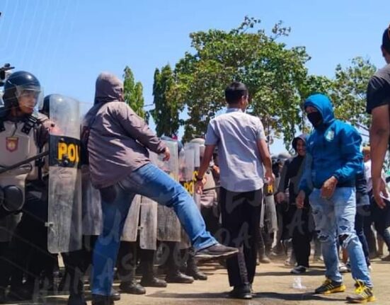 Polres Indramayu Menggelar Simulasi Penanganan Kontijen Pemilu 2024 Dengan Water Canon