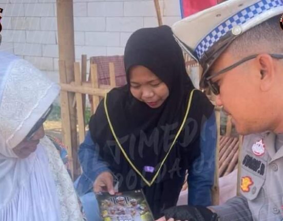 Dalam Rangka Operasi Zebra Lodaya Satlantas Polres Karawang Bagikan Brosur Ops Zebra Lodaya Kepada Masyarakat