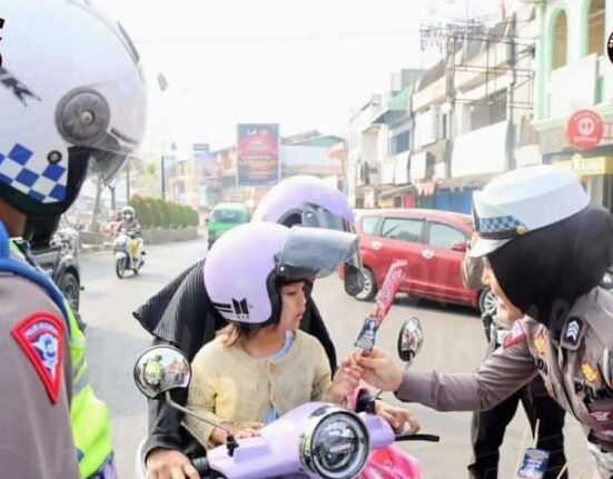 Operasi Zebra Lodaya Bagikan Ratusan Coklat Dan Helm