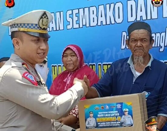 Peringati Hari Lalu Lintas Ke-68, Polisi Bagikan Sembako dan Air Bersih Kepada Masyarakat
