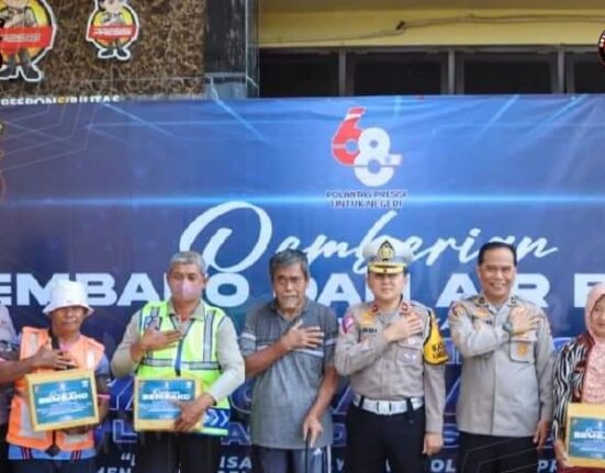 Satlantas Polresta Cirebon Salurkan Bantuan Air Bersih dan Sembako di Desa Sampiran