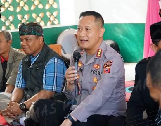Kapolres Bandung Tampung Keluhuan Dan Masukan Masyarakat Di Aula Madrasah Al Subarjah Banjaran Waspira News | Kabupaten Bandung - Polresta Bandung terus melaksanakan Jum'at Curhat untuk menampung keluhan maupun aduan dari masyarakat Kabupaten Bandung. Jum'at Curhat ke-31 kali ini, Polresta Bandung melaksanakan DI AULA MADRASAH AL SUBARJAH Kampung Pasir Gede Rt.03 Rw.13, Desa Sindangpanon, Kecamatan Banjaran, Kabupaten Bandung. "Jum'at Curhat kali ini banyak keluhan berkaitan dengan bank emok, pinjaman online," kata Kusworo. Jum'at, 15 September 2023. "Kemudian juga berkaitan masyarakat yang bermohon supaya kepengurusan SIM yaitu dekat dengan desa," sambungnya. Tak hanya itu, warga yang hadir juga meminta kepolisian untuk hadir di sekolah-sekolah, yang tujuannya agar bisa memberikan penyuluhan kepada para pelajar. "Kami sampaikan bahwa, program Polresta Bandung sudah ada yang namanya Police Goes To School," ujarnya. "Dimana setiap akhir bulan di akhir senin, kita seluruh perwira melaksanakan upacara menjadi inspektur upacara memberikan poin-poin mencegah kenakalan remaja," jelasnya. Kusworo menjelaskan dari kesekian kalinya melaksanakan Jum'at Curhat, pihaknya paling banyak menerima keluhan terkait knalpot bising, bank emok maupun berkaitan dengan keluhan-keluhan pribadi masyarakat.***