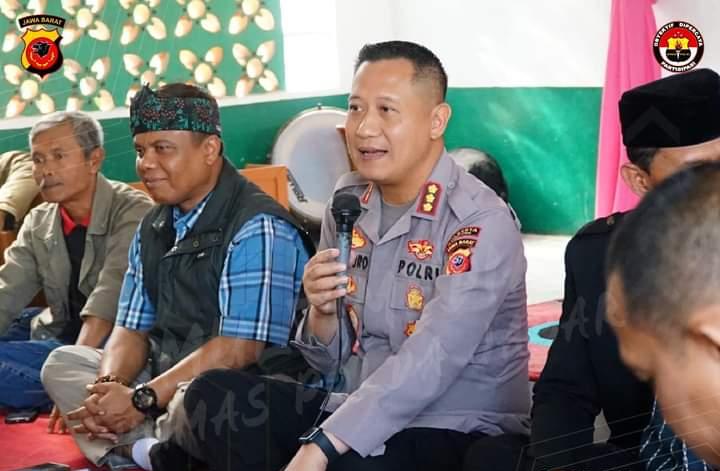 Kapolres Bandung Tampung Keluhuan Dan Masukan Masyarakat Di Aula Madrasah Al Subarjah Banjaran Waspira News | Kabupaten Bandung - Polresta Bandung terus melaksanakan Jum'at Curhat untuk menampung keluhan maupun aduan dari masyarakat Kabupaten Bandung. Jum'at Curhat ke-31 kali ini, Polresta Bandung melaksanakan DI AULA MADRASAH AL SUBARJAH Kampung Pasir Gede Rt.03 Rw.13, Desa Sindangpanon, Kecamatan Banjaran, Kabupaten Bandung. "Jum'at Curhat kali ini banyak keluhan berkaitan dengan bank emok, pinjaman online," kata Kusworo. Jum'at, 15 September 2023. "Kemudian juga berkaitan masyarakat yang bermohon supaya kepengurusan SIM yaitu dekat dengan desa," sambungnya. Tak hanya itu, warga yang hadir juga meminta kepolisian untuk hadir di sekolah-sekolah, yang tujuannya agar bisa memberikan penyuluhan kepada para pelajar. "Kami sampaikan bahwa, program Polresta Bandung sudah ada yang namanya Police Goes To School," ujarnya. "Dimana setiap akhir bulan di akhir senin, kita seluruh perwira melaksanakan upacara menjadi inspektur upacara memberikan poin-poin mencegah kenakalan remaja," jelasnya. Kusworo menjelaskan dari kesekian kalinya melaksanakan Jum'at Curhat, pihaknya paling banyak menerima keluhan terkait knalpot bising, bank emok maupun berkaitan dengan keluhan-keluhan pribadi masyarakat.***