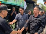 Dit Narkoba Polda Jabar Melakukan Peninjauan Oleh Tim Penilai Di Posko Kampung Tangguh Bebas Narkoba Di Kelurahan Kalijaga Waspira News | Kota Cirebon - Kampung Tangguh Bebas Narkoba di Kelurahan Kalijaga mendapat penilaian dari Tim Penilai Lomba KBDN (Kampung Bebas Dari Narkoba) Direktorat Narkoba Polda Jawa Barat. Tim penilai yang dipimpin oleh Kabag Bin Ops Dit Narkoba Polda Jabar, AKBP Herryanto meninjau kesiapan posko dan beberapa program di kelompok tani Ranggon Rengganis RW 15 Kelurahan Kalijaga, Kecamatan Harjamukti, Kota Cirebon, Kamis (14/09/2023) Kabag Bin Ops Dit Narkoba Polda Jabar, AKBP Herryanto menuturkan, pihaknya saat ini sedang mengadakan lomba Kampung Tangguh Bebas dari Narkoba tingkat Polda Jabar, dimana setiap Polres itu wajib memiliki satu kampung yang bebas dari narkoba tak terkecuali di Polres Cirebon Kota. "Tadi kami menilai kesiapan baik itu secara fisik maupun program-programnya. Ada total 23 Polres di seluruh Polda Jawa Barat salah satunya di sini (Polres Cirebon Kota)," tuturnya AKBP Herryanto menjelaskan, ada beberapa indikator yang dilaksanakan dalam penilaian mulai dari rencana kerja, anggaran, posko, satgas dan inovasi. "Termasuk testimoni juga dari masyarakat apakah betul Kampung Tangguh Bebas Narkoba ini memiliki dampak yang signifikan terhadap peredaran narkoba di wilayah Kalijaga, Kota Cirebon," jelasnya. Secara umum, lanjut dia, inovasi sudah cukup baik, ada beberapa yang dilakukan termasuk pembinaan kepada pemuda untuk memiliki dan mempunyai kegiatan yang langsung dibina jajaran kelurahan, RW hingga RT. "Sehingga mereka disibukkan dengan kegiatan-kegiatan yang positif yang dapat membentengi diri dan tidak mudah terpengaruh oleh mereka yang diluar sana untuk merongrong generasi muda untuk terlibat dalam narkotika dan peredarannya," terangnya. AKBP Herryanto menghimbau kepada generasi muda bahwa narkotika adalah hal yang dihindari. Tetapi kita juga harus mengenal apa yang menjadi bahaya dan dampaknya, sehingga setiap pemuda dan masyarakat bisa membentengi diri untuk menjauh dan mengantisipasi. "Karena peredaran narkoba itu sudah cukup luas dan korbannya pun sudah cukup banyak dari segala macam status sosial maupun lapisan masyarakat," harapnya "Sehingga kita, terutama keluarga harus bisa membatasi kemudian mempunyai deteksi dini dengan selalu mengontrol baik terhadap pergaulan maupun pengetahuan terhadap bahaya narkoba terima kasih," imbuhnya. Sementara itu, Kapolres Cirebon Kota AKBP Muhammad Rano Hadiyanto S.Ik.,M.M melalui Kasat Narkoba Polres Cirebon Kota AKP Ma'ruf Murdianto S.Pd.,M.Si mengucapkan terima kasih atas penilaian yang diberikan Tim Penilai Lomba KBDN (Kampung Bebas Dari Narkoba) Direktorat Narkoba Polda Jawa Barat. "Semoga kegiatan ini membawa dampak baik bagi masyarakat Kelurahan Kalijaga," pungkasnya.
