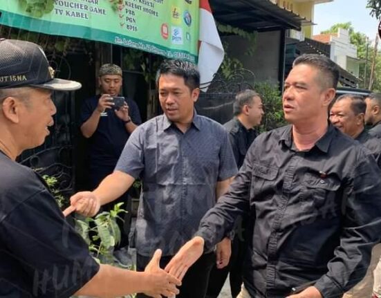 Dit Narkoba Polda Jabar Melakukan Peninjauan Oleh Tim Penilai Di Posko Kampung Tangguh Bebas Narkoba Di Kelurahan Kalijaga Waspira News | Kota Cirebon - Kampung Tangguh Bebas Narkoba di Kelurahan Kalijaga mendapat penilaian dari Tim Penilai Lomba KBDN (Kampung Bebas Dari Narkoba) Direktorat Narkoba Polda Jawa Barat. Tim penilai yang dipimpin oleh Kabag Bin Ops Dit Narkoba Polda Jabar, AKBP Herryanto meninjau kesiapan posko dan beberapa program di kelompok tani Ranggon Rengganis RW 15 Kelurahan Kalijaga, Kecamatan Harjamukti, Kota Cirebon, Kamis (14/09/2023) Kabag Bin Ops Dit Narkoba Polda Jabar, AKBP Herryanto menuturkan, pihaknya saat ini sedang mengadakan lomba Kampung Tangguh Bebas dari Narkoba tingkat Polda Jabar, dimana setiap Polres itu wajib memiliki satu kampung yang bebas dari narkoba tak terkecuali di Polres Cirebon Kota. "Tadi kami menilai kesiapan baik itu secara fisik maupun program-programnya. Ada total 23 Polres di seluruh Polda Jawa Barat salah satunya di sini (Polres Cirebon Kota)," tuturnya AKBP Herryanto menjelaskan, ada beberapa indikator yang dilaksanakan dalam penilaian mulai dari rencana kerja, anggaran, posko, satgas dan inovasi. "Termasuk testimoni juga dari masyarakat apakah betul Kampung Tangguh Bebas Narkoba ini memiliki dampak yang signifikan terhadap peredaran narkoba di wilayah Kalijaga, Kota Cirebon," jelasnya. Secara umum, lanjut dia, inovasi sudah cukup baik, ada beberapa yang dilakukan termasuk pembinaan kepada pemuda untuk memiliki dan mempunyai kegiatan yang langsung dibina jajaran kelurahan, RW hingga RT. "Sehingga mereka disibukkan dengan kegiatan-kegiatan yang positif yang dapat membentengi diri dan tidak mudah terpengaruh oleh mereka yang diluar sana untuk merongrong generasi muda untuk terlibat dalam narkotika dan peredarannya," terangnya. AKBP Herryanto menghimbau kepada generasi muda bahwa narkotika adalah hal yang dihindari. Tetapi kita juga harus mengenal apa yang menjadi bahaya dan dampaknya, sehingga setiap pemuda dan masyarakat bisa membentengi diri untuk menjauh dan mengantisipasi. "Karena peredaran narkoba itu sudah cukup luas dan korbannya pun sudah cukup banyak dari segala macam status sosial maupun lapisan masyarakat," harapnya "Sehingga kita, terutama keluarga harus bisa membatasi kemudian mempunyai deteksi dini dengan selalu mengontrol baik terhadap pergaulan maupun pengetahuan terhadap bahaya narkoba terima kasih," imbuhnya. Sementara itu, Kapolres Cirebon Kota AKBP Muhammad Rano Hadiyanto S.Ik.,M.M melalui Kasat Narkoba Polres Cirebon Kota AKP Ma'ruf Murdianto S.Pd.,M.Si mengucapkan terima kasih atas penilaian yang diberikan Tim Penilai Lomba KBDN (Kampung Bebas Dari Narkoba) Direktorat Narkoba Polda Jawa Barat. "Semoga kegiatan ini membawa dampak baik bagi masyarakat Kelurahan Kalijaga," pungkasnya.