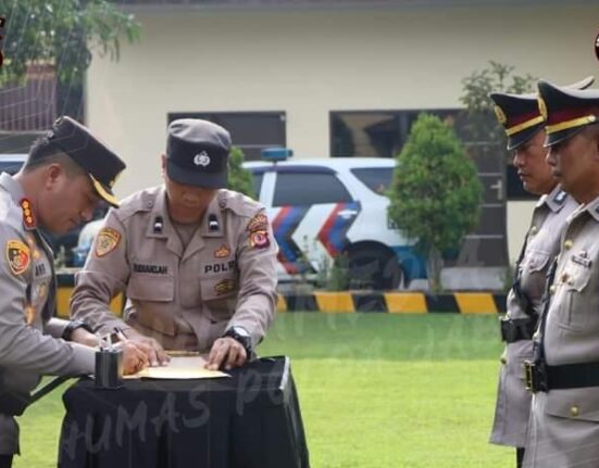 Kapolresta Cirebon Pimpin Sertijab Kabag Sdm Dan Para Jajaran Kapolsek