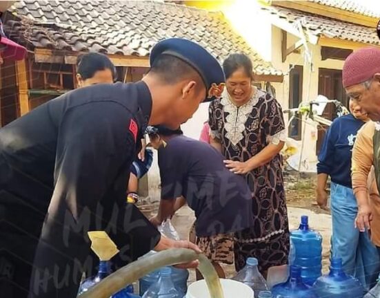 Sat Brimob Polda Jabar berikan Bantuan Air Bersih Kepada Masyarakat Akibat Kekeringan Saat Kemarau