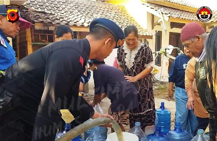 Sat Brimob Polda Jabar berikan Bantuan Air Bersih Kepada Masyarakat Akibat Kekeringan Saat Kemarau