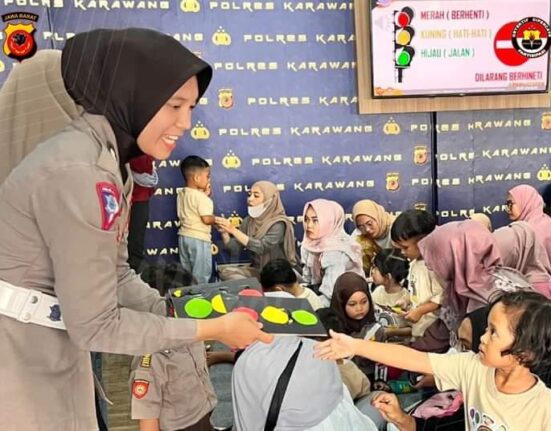 Beginilah Keceriaan Anak-anak Bersama Satlantas Polres Karawang