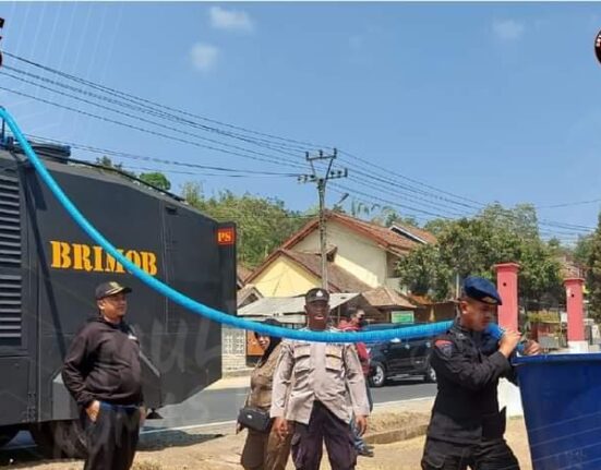 Sat Brimob Polda Jabar Terjunkan Kendaraan Awc Untuk Bagikan Air Bersih Kepada Masyarakat