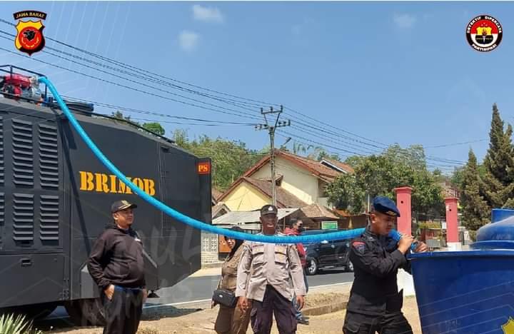 Sat Brimob Polda Jabar Terjunkan Kendaraan Awc Untuk Bagikan Air Bersih Kepada Masyarakat