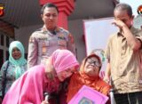 Kapolres Cirebon Kota dan Ketua Bhayangkari Serahkan Kursi Roda Kepada Ibu Kadmi