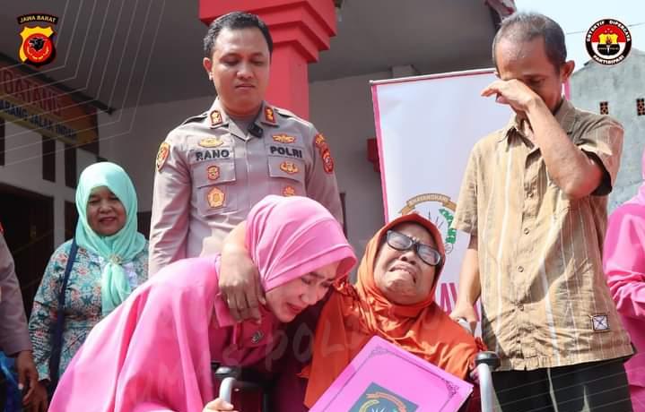 Kapolres Cirebon Kota dan Ketua Bhayangkari Serahkan Kursi Roda Kepada Ibu Kadmi