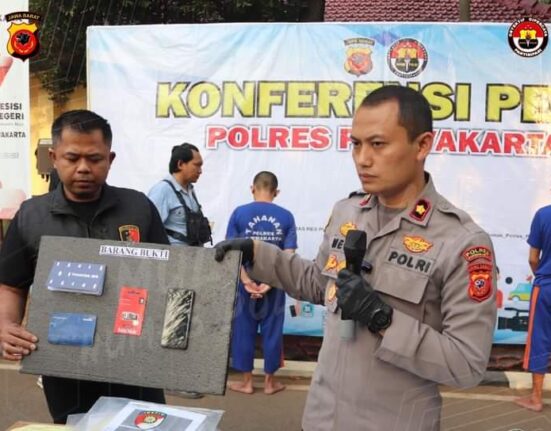Gelapkan Uang Perusahaan Sebesar Rp. 2,5 Milyar, Seorang Karyawan Diaman Polres Purwakarta