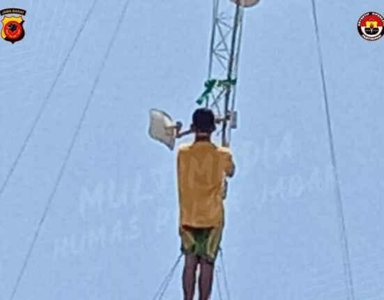 Bhabinkamtibmas Polsek Losarang Berhasil Menggagalkan Pemuda yang Mencoba Bunuh Diri Sengan Memanjat Tower Seluler