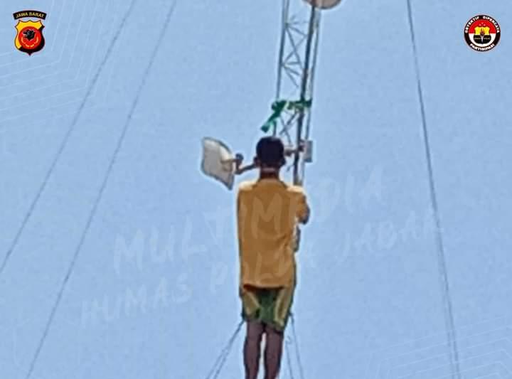 Bhabinkamtibmas Polsek Losarang Berhasil Menggagalkan Pemuda yang Mencoba Bunuh Diri Sengan Memanjat Tower Seluler