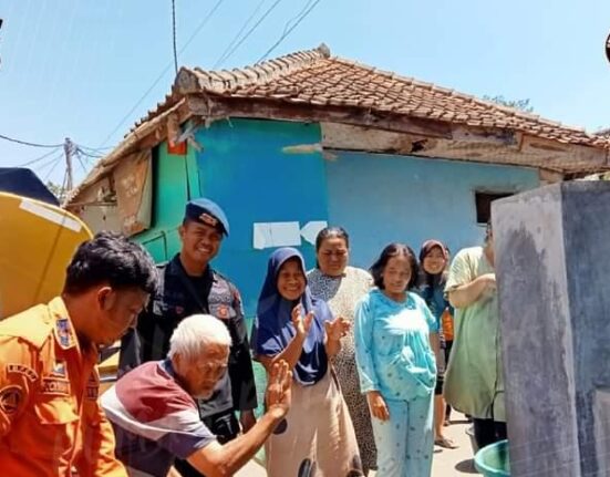Tanggap Bencana Kekeringan, Sat Brimob Polda Jabar Rutin Bagikan Air Bersih