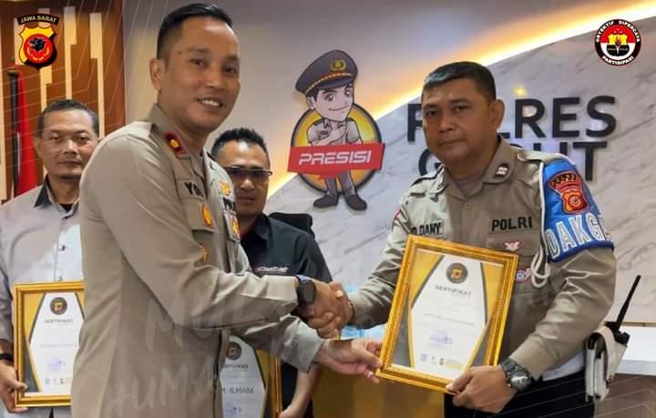 Polres Garut Berikan Penghargaan Kepada Polisi Penyelamat Korban Ganjal ATM