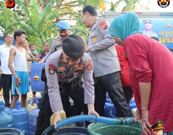 Polres Cirebon Kota Kembali Berikan Bantuan Air Bersih Kepada Masyarakat Yang Terdampak Kekeringan