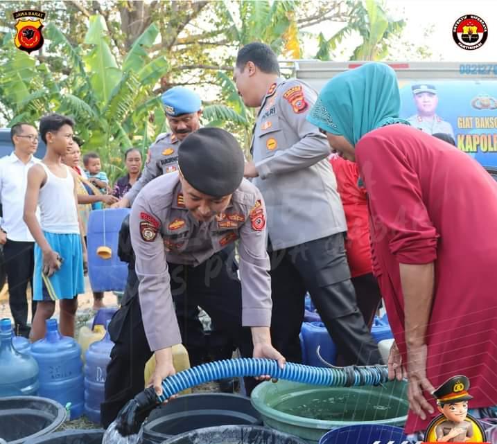 Polres Cirebon Kota Kembali Berikan Bantuan Air Bersih Kepada Masyarakat Yang Terdampak Kekeringan