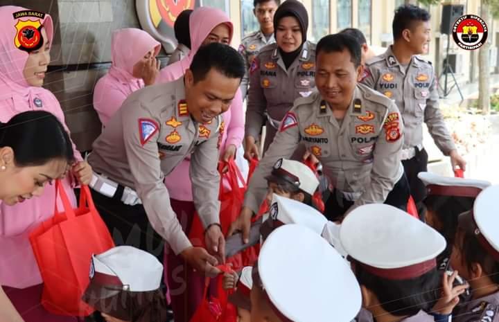 Anak Taman Kanak-kanak (TK) Datangi Polantas Di Mapolres Cimahi