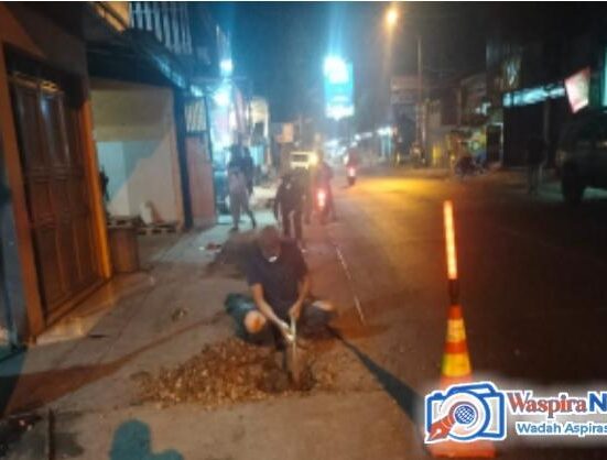 Galian Kabel Telkom Di Desa Sukasari Di Komplen Warga