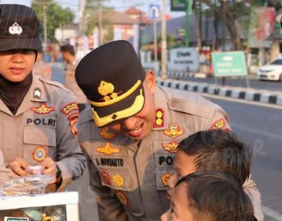 Bagikan Cilok Untuk Anak-Anak Untuk Peserta Aksi Bela Rempang