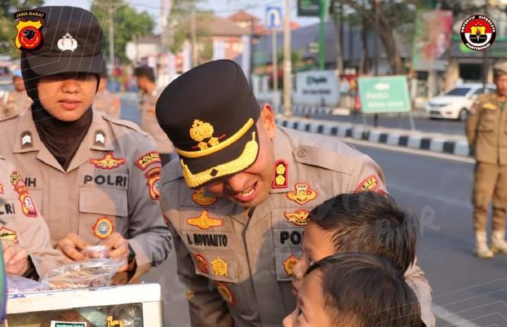 Bagikan Cilok Untuk Anak-Anak Untuk Peserta Aksi Bela Rempang