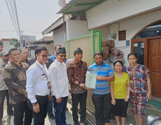 Wakil Menteri ATR / Waka BPN Penyerahan Hasil Program PTSL Di Dampingi Bupati Bandung Minggu Sore