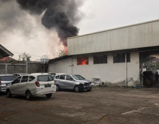 Telah Terjadinya kebakaran Di Bengkel Restorasi Mobil
