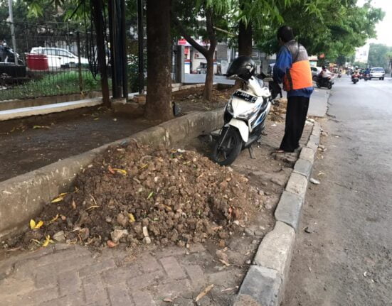Sangat Menghawatirkan bekas galian PDAM Menghalangi sekaligus Membahayakan Pengguna Jalan