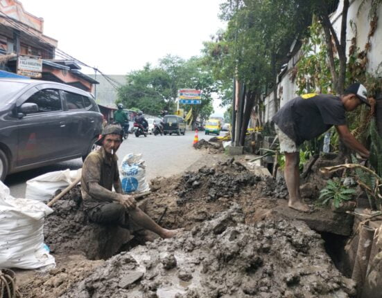 Lubang Bekas Galian Kabel Telkom Diduga Menyebabkan Terperosoknya Mobil Dan Para Pekerja Tidak Menggunakan APD