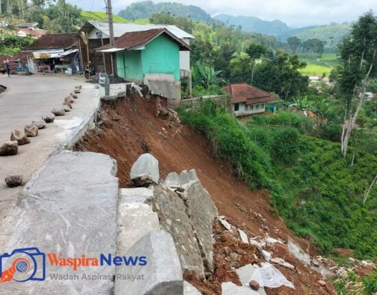 Pembangunan Tembok Penahan Tanah (TPT) Di Desa Cipelah Kecamatan Rancabali Longsor