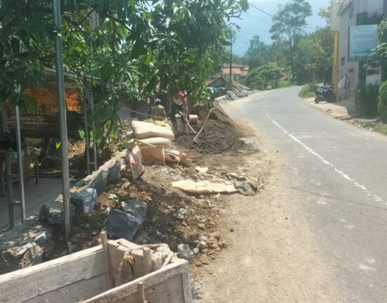 Bongkar Pasang Papan Proyek. Takut Pembangunan Diakui Para Partai