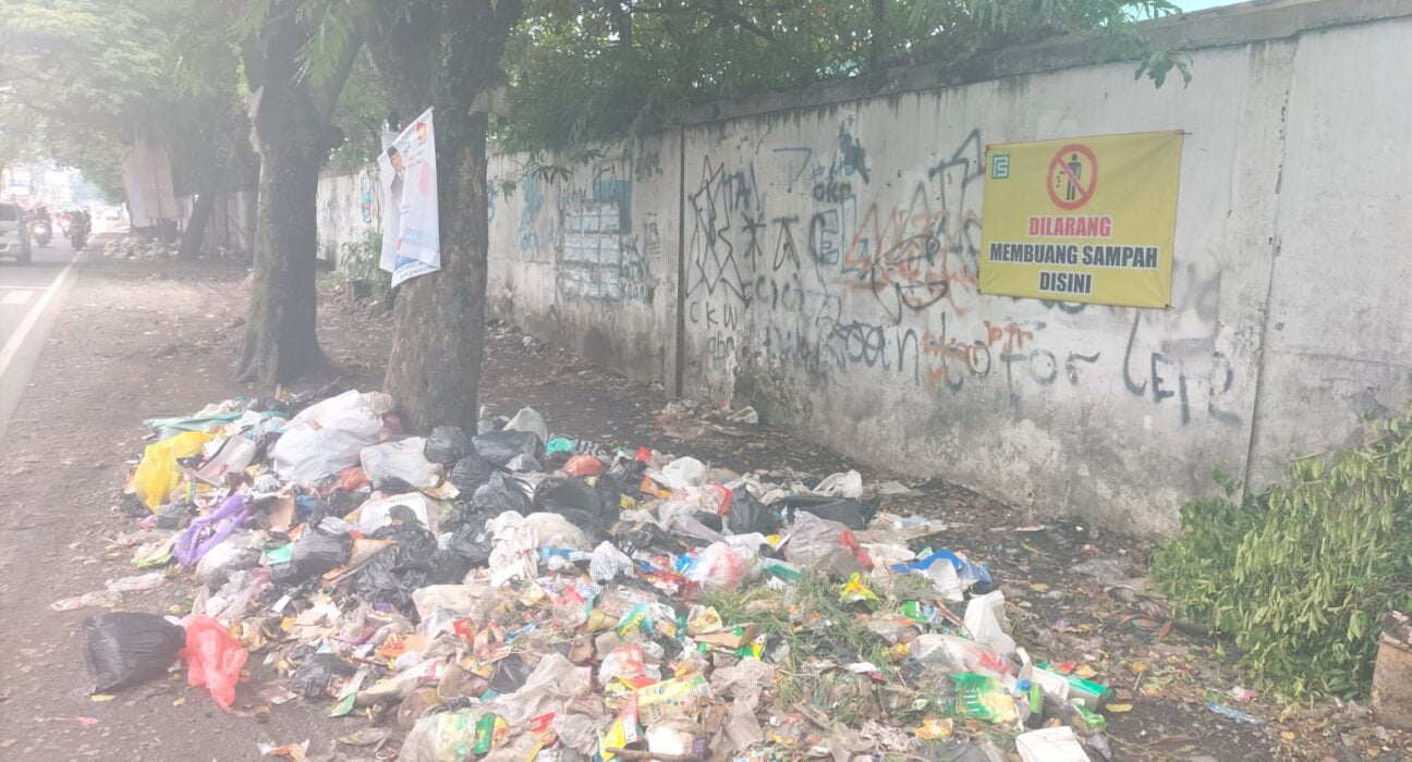 Kenakan Sanksi Bagi Pelaku Buang Sampah Sembarangan, Di Jalan Provinsi