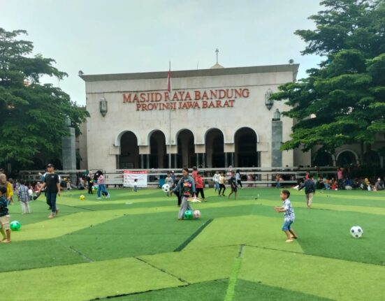 WISATA GRATIS HARI WEEKEND PENGUNJUNG ALUN ALUN BANDUNG MELEDAK 2024