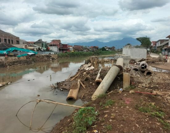 Warga Resah Dengan Adanya Pembangunan Jembatan Sungai Cikeruh Desa Tegaluar Bojongsoang
