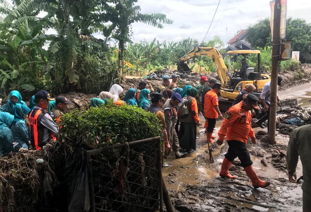 JEBOLNYA TPT SUNGAI CIGEDE 20 RUMAH DI KP LAMAJANG PEUNTAS RUSAK PARAH